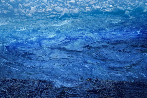 Foto Makrohintergrund mit klarem, blauem Flusswasser — Stockfoto