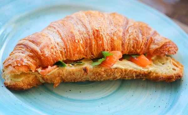 Makrofoto von leckerem großen Croissant mit Lachs — Stockfoto