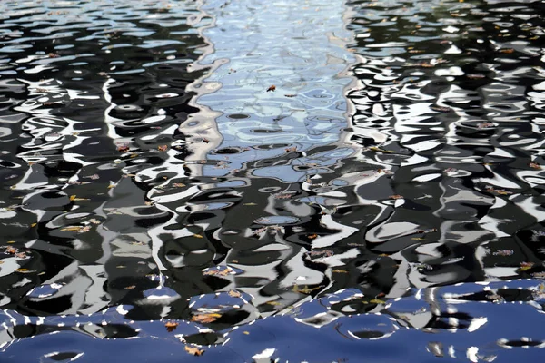 Foto macro de belas ondulações refletidas na água — Fotografia de Stock