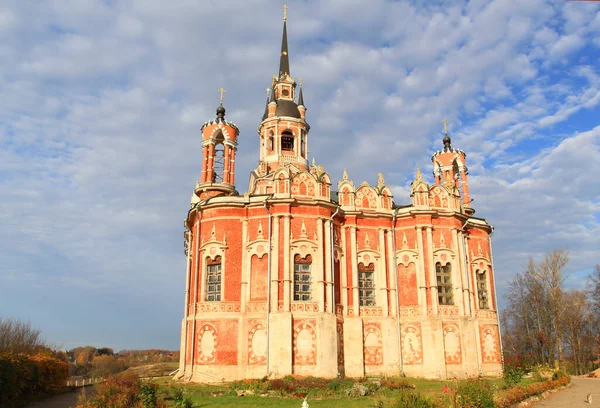 Foto landskap vackra gotiska ortodoxa kyrkan — Stockfoto