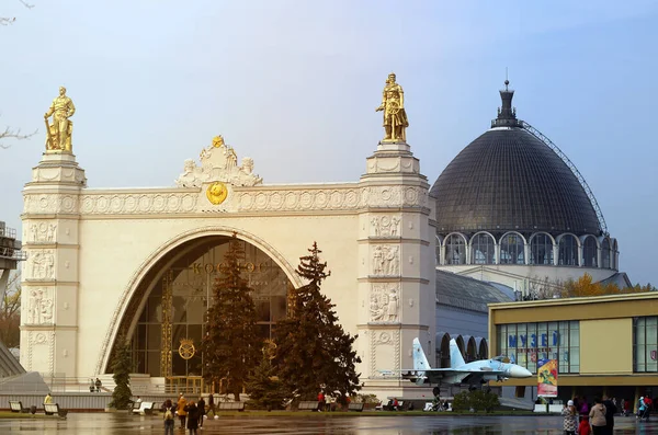 Foto do belo pavilhão de Cosmonáutica em Moscou — Fotografia de Stock