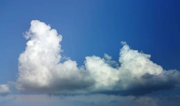 Foto Uma Nuvem Maravilhosa Branca Céu Azul — Fotografia de Stock