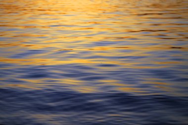 Yazın gün batımında deniz dalgalarının güzel arkaplanı