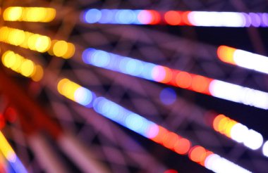 Gecenin röfle ve noktalarının fotoğrafları. Dönme dolap ve şehrin ışıkları.