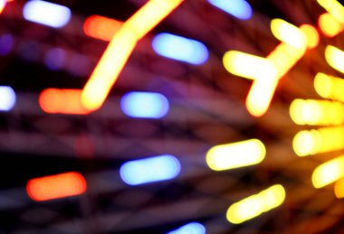 Gecenin röfle ve noktalarının fotoğrafları. Dönme dolap ve şehrin ışıkları.