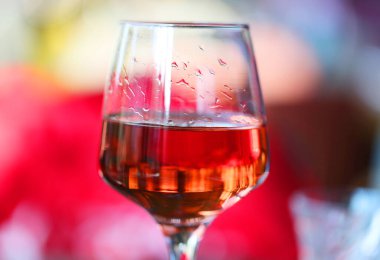 Lokanta bardağındaki kırmızı şarap makrosu.