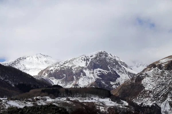 ジョージア州の美しい山々 雪に覆われた風景の写真 山のポスターや観光のための素晴らしい背景 — ストック写真