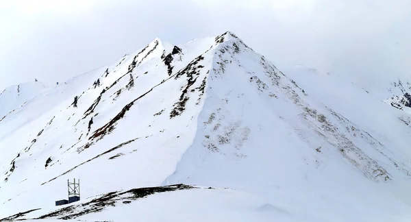 ジョージア州の美しい山々 雪に覆われた風景の写真 山のポスターや観光のための素晴らしい背景 — ストック写真