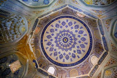 Semerkand 'da bir camide güzel bir süs tavanı fotoğrafı..