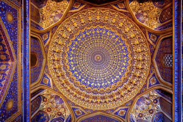 撒马尔罕一座清真寺漂亮的装饰天花板照片 — 图库照片