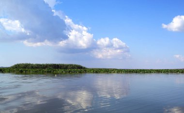 Mavi gölü ve bulutları olan güzel bir manzara fotoğrafı.