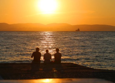 Bir grup insanla birlikte gün batımının fotoğrafını çekeceğiz.