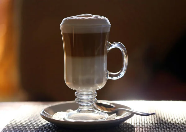 Zdjęcie Pięknej Kawy Latte Stole Kawiarni Tło Reklamy Kawy Restauracji — Zdjęcie stockowe