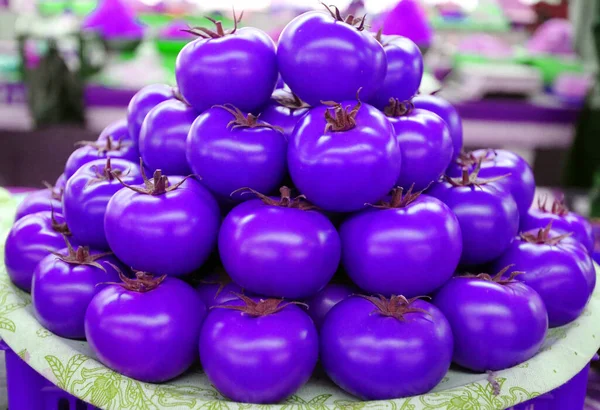 市場でおいしい紫色のトマトの写真背景 — ストック写真