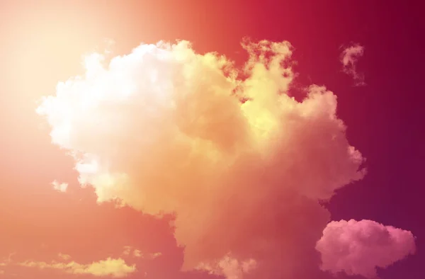 日落时天空中一片美丽的云彩 日落时分的神奇云彩招贴画和旅游 — 图库照片