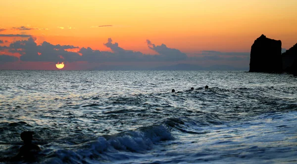 夕暮れ時の美しい岩と荒海の写真 海での観光振興 — ストック写真