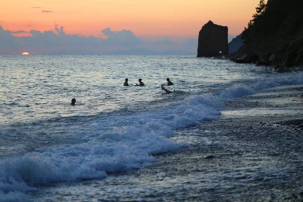 夕暮れ時の美しい岩と荒海の写真 海での観光振興 — ストック写真