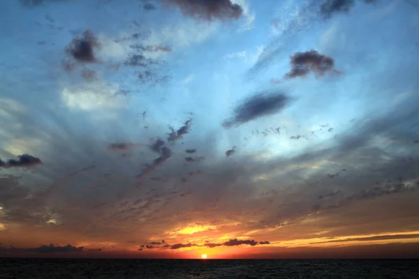 Фотография Заката Солнца Облаками Над Морем Вечером Осенью — стоковое фото