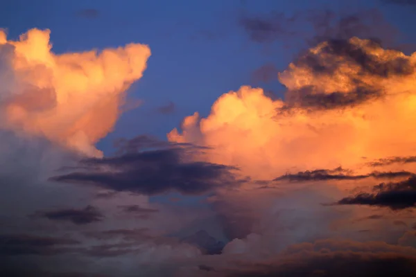 Foto fundo nuvens maravilhosas — Fotografia de Stock