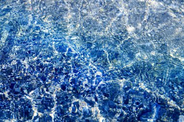 Denizin güzel şeffaf sularının makro fotoğrafı.