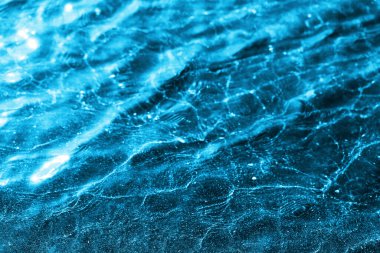 Denizin güzel şeffaf sularının makro fotoğrafı.