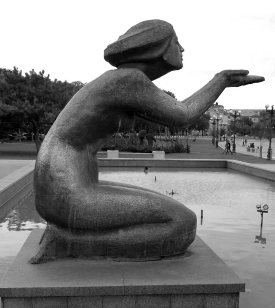 Foto Skulptur Eines Mädchens Metall Auf Der Böschung — Stockfoto