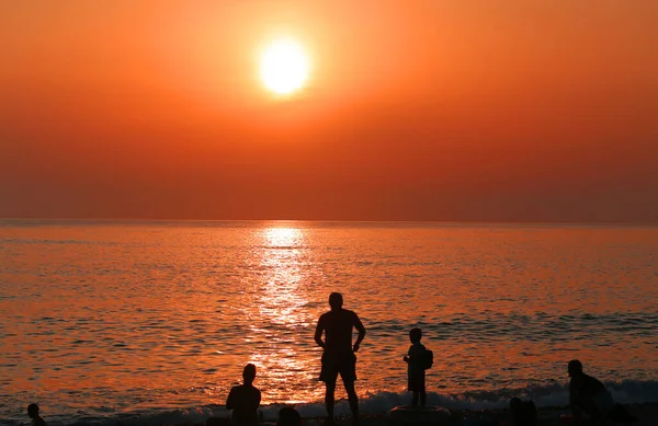 Foto Sonnenuntergang Landschaft Mit Menschen Der Küste — Stockfoto