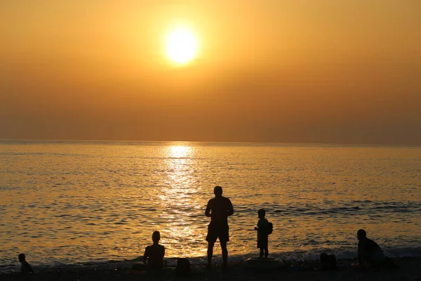 Photo Coucher Soleil Paysage Avec Les Gens Sur Côte Mer — Photo