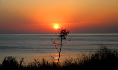 Akşamüstü deniz manzarasının güzel bir fotoğrafı.