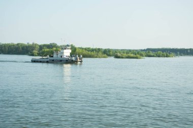 gemi nehirde yüzüyor.