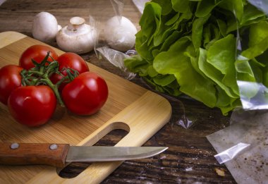 Kiraz domates, salat ve rustik arka plan üzerinde mantar