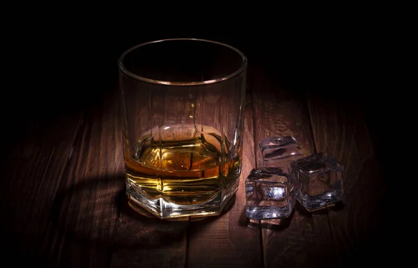 Egy Pohár Whisky Néhány Jégkockát Tábla — Stock Fotó