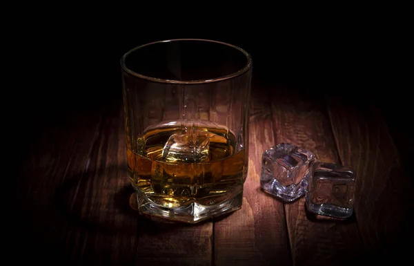 Egy Pohár Whisky Néhány Jégkockát Tábla — Stock Fotó