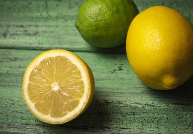 Rustik yeşil ahşap zemin üzerine limon