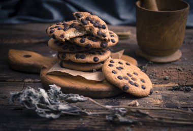 Choco çerezleri rustik arka plan üzerinde