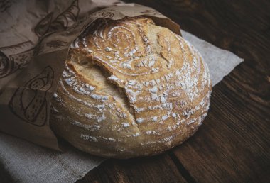 Taze yedeklenmiş ekmek rustik ahşap zemin üzerinde. İştah açıcı, portre.