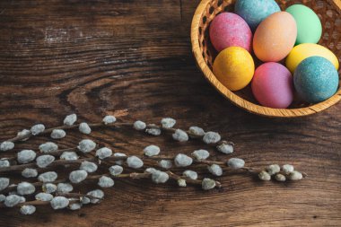 Kırsal arka planda Paskalya yumurtaları