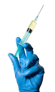 Doktor iğne hazırlar