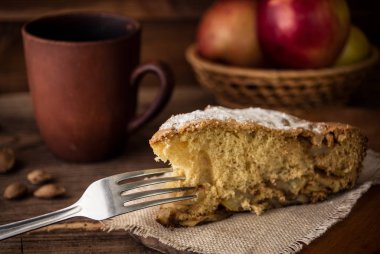 Elmalı turta, kahve ve ahşap arka plan üzerinde elma ile kırsal natürmort