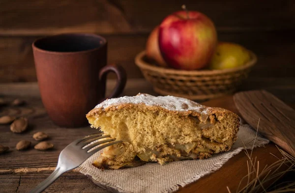 Landsbygdens Stilleben Med Äpplen Trä Bakgrund Äppelpaj Och Kaffe — Stockfoto