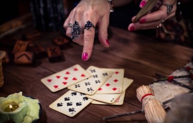 Çingene falcı geleceği kartlarla öngörür. 