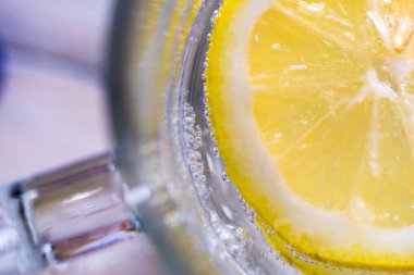 Kaynak suyu dilim limon ile 