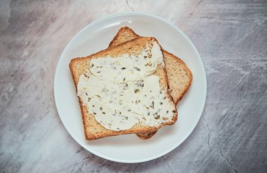 Taze gevrek sabah tost krem peynir ve otlar ile