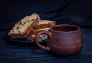 Kahve ve koyu arka plan üzerine üzümlü kek