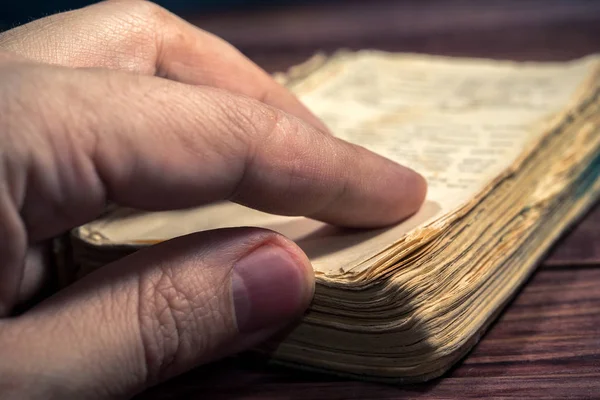 木製の背景に古代の珍しい本 — ストック写真