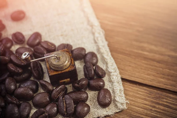 Koffiebonen Een Kleine Koffiemolen Miniatuur Close Houten Tafel — Stockfoto