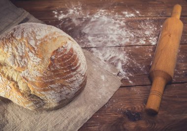 Ahşap arka planda taze ev pişmiş ekmek