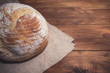 Ahşap arka planda taze ev pişmiş ekmek