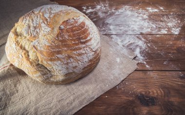 Ahşap arka planda taze ev pişmiş ekmek