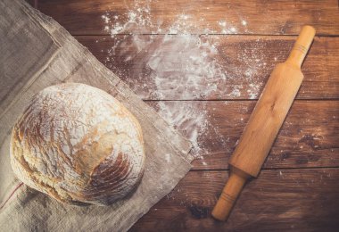 Ahşap arka planda taze ev pişmiş ekmek